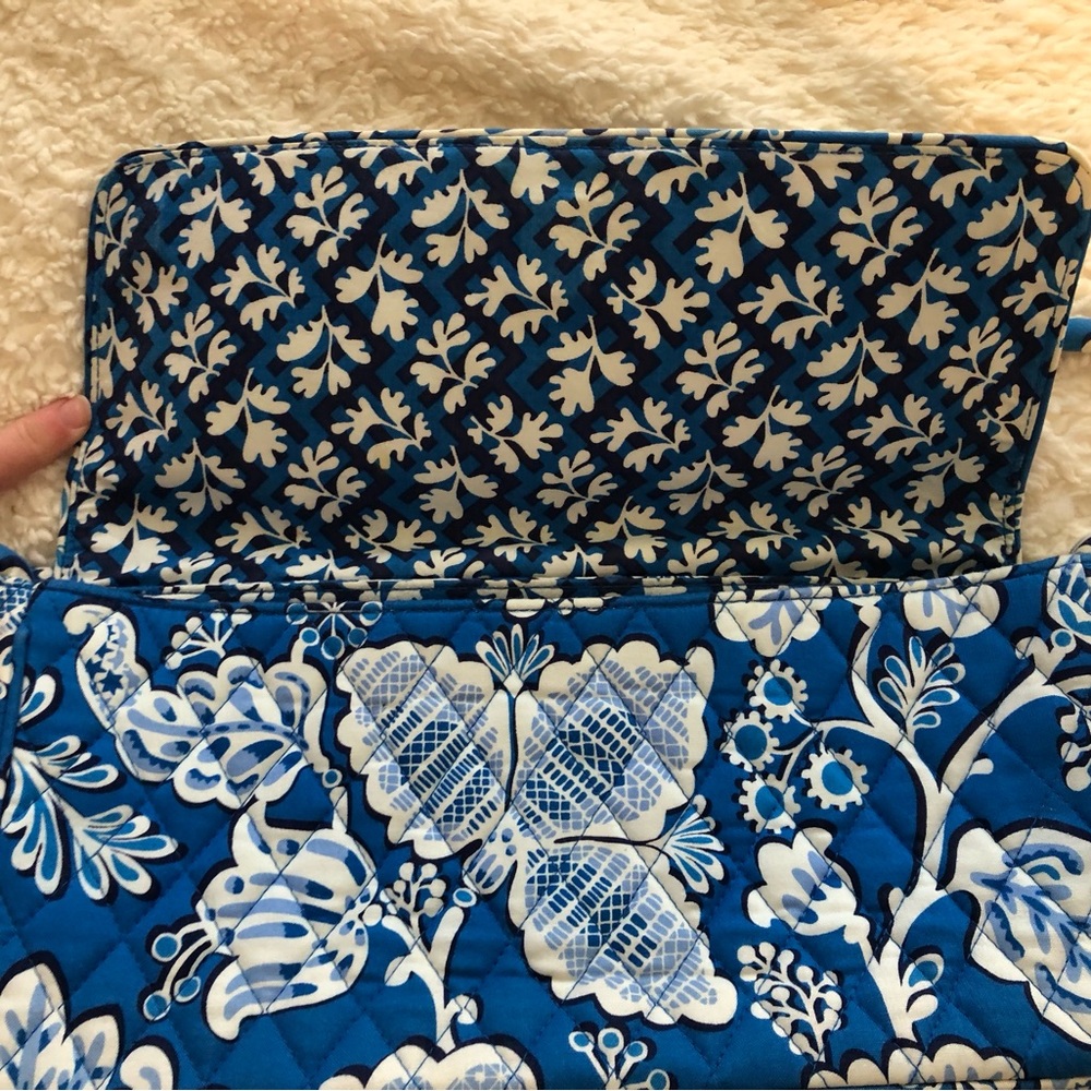 Vera Bradley Blue and White Floral Clutch/ “Just a Knot” - Picture 4 of 8